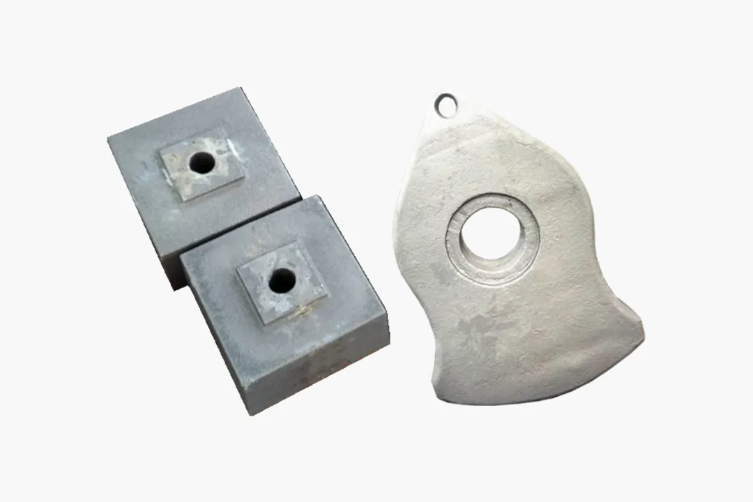 Bainitic steel crusher hammer for impact-abrasion wear service
