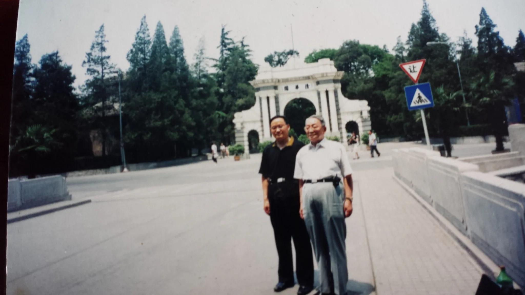 Tsingbay founder Yu Zhongyou with Professor Fang Hongsheng at the west gate of Tsinghua University