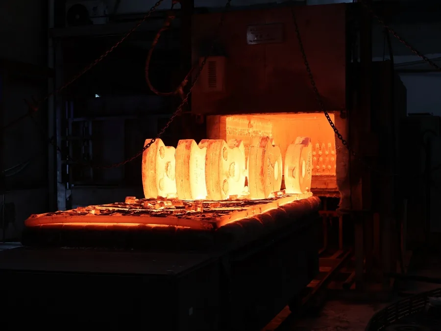 Heat treatment process for alloy castings, controlled according to material grade and casting geometry.