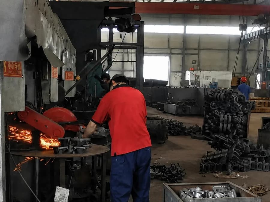 Cutting process for castings, removing risers and gates before geometry and weight inspection.