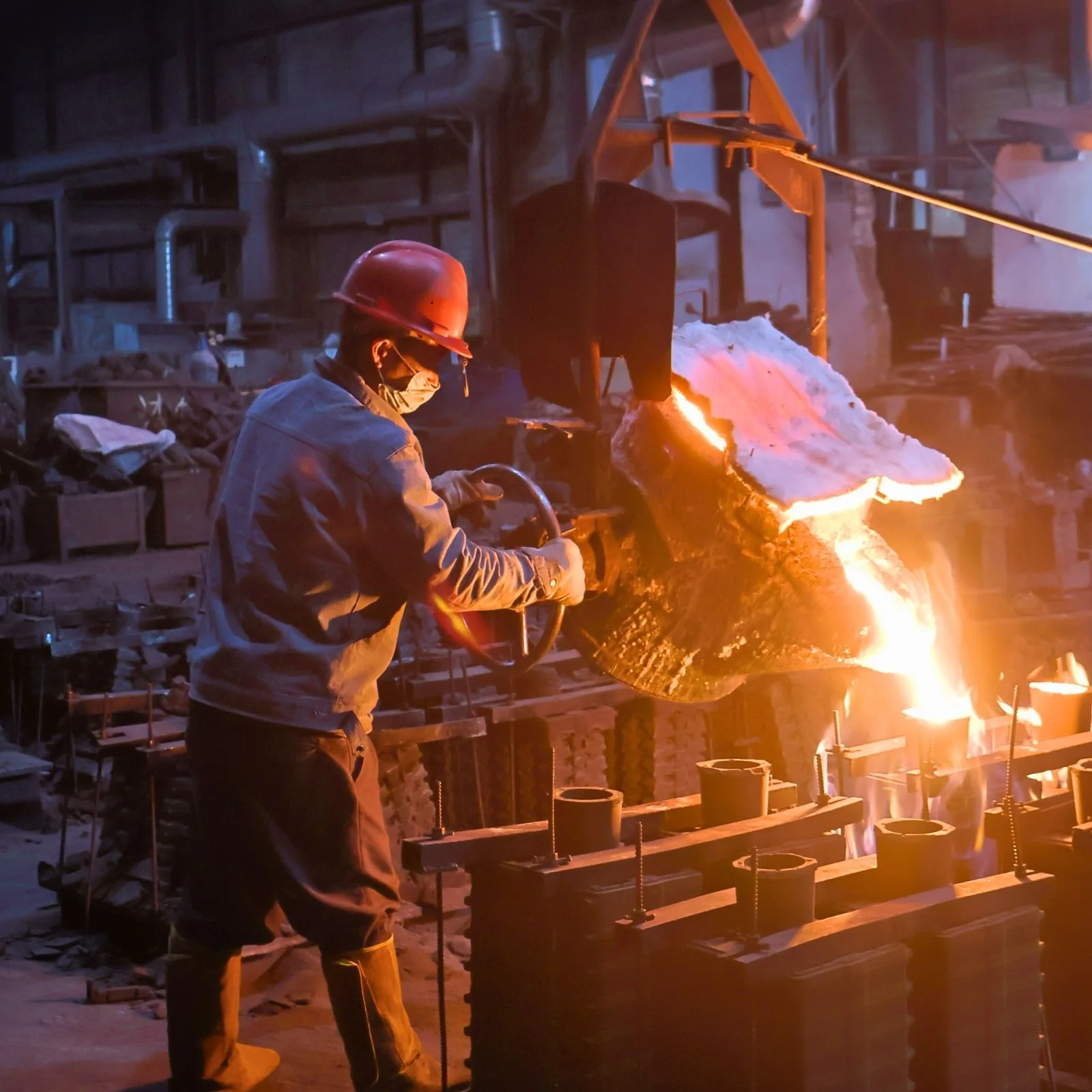 Controlled-temperature pouring into assembled shell moulds