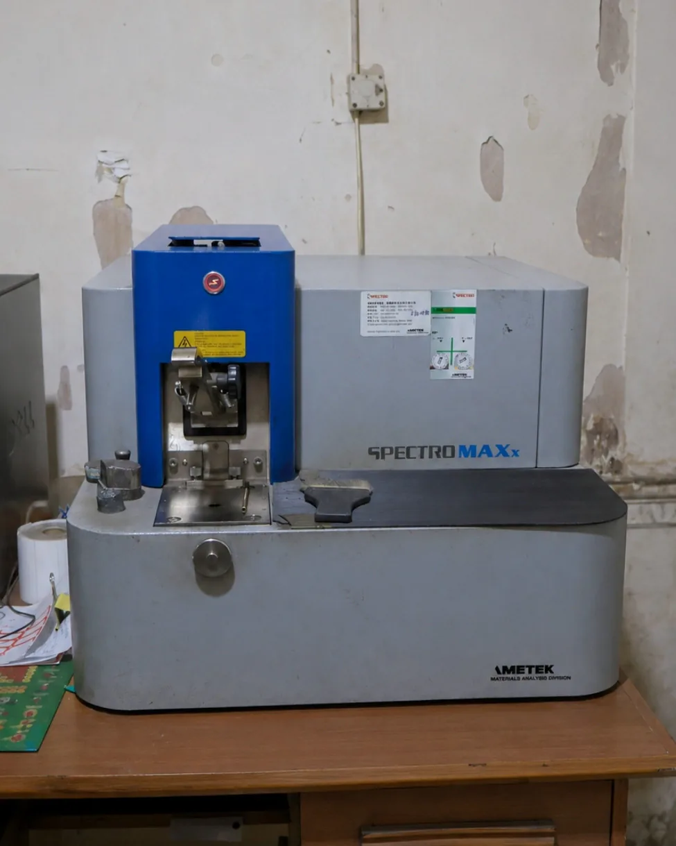 Direct-reading spectrometer for full elemental composition analysis of alloy castings before pouring.
